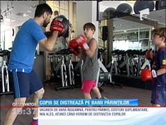Copiii se distrează pe banii părinților