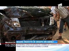 Argeş: Maşină înghiţită de groapa din asfalt
