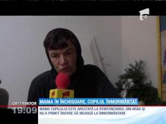 O mamă închisă pentru că a furat o jucărie îşi plânge de după gratii copilul mort