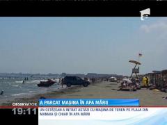 Un șofer a parcat mașina în apa mării