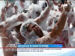 Baie de spumă pentru turiştii din Mamaia