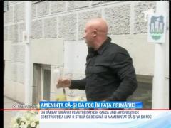 Un bărbat a ameninţat că-şi dă foc în faţa primăriei