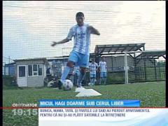 Doarme sub cerul liber, iar mingea de fotbal îi ţine loc de pernă