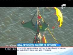 O navă petrolieră, blocată de zeci activişti ecologişti, în apropierea oraşului american Portland