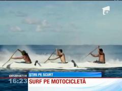 Un austriac face surf pe motocicletă