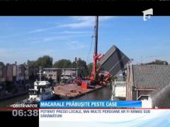 Imagini dramatice surprinse în Olanda! Două macarale s-au prăbuşit peste mai multe case
