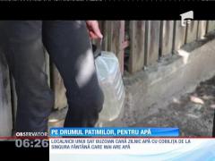 Localnicii unei comune din judeţul Buzău cară zilnic zeci de litri de apă cu cobiliţa