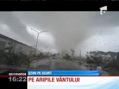 Taifun violent în Taiwan. O maşină a fost luată pe sus şi aruncată la zeci de metri distanţă!