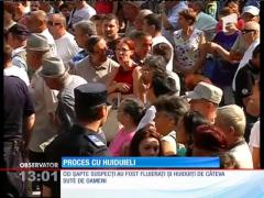 Cei 7 tineri acuzaţi că au violat din Vaslui, huiduiţi şi fluieraţi la tribunal