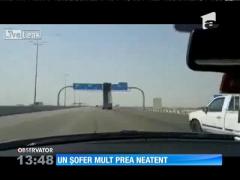Un şofer din Pakistan a distrus un panou de semnalizare rutieră cu basculanta