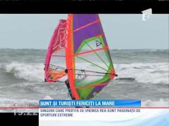 Iubitorii de sporturi extreme, încântați atunci când bate vântul la mare