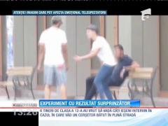 Experiment realizat de câţiva elevi din Iaşi: Câte persoane se opresc să ajute un cerşetor lovit pe stradă