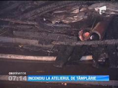 Un atelier de tâmplărie din Capitală, mistuit de un incendiu violent