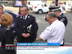 Nuntă inedită la Galaţi! El, în geacă de piele, călare pe motor. Ea, în uniformă de poliţist