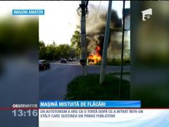 Un autoturism a ars ca o torţă după ce a lovit un panou publicitar