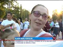 Sute de oameni s-au prins în horă într-un parc din Galaţi