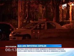 Protest periculos la Piteşti. Reprezentanţii unei biserici au pus ulei ars pe zidurile clădirii, supăraţi pe copiii care se joacă în parc