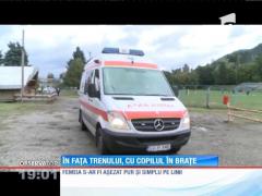O mamă şi-a luat copilul în braţe și s-a aruncat în fața trenului