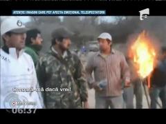 Imagini şocante! Polițiști incendiați de protestatari