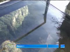 O spectaculoasă pasarelă transparentă din munţii Chinei s-a fisurat