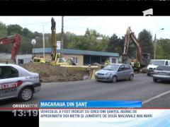 O macara s-a răsturnat într-un şanţ. Cum a fost posibil!