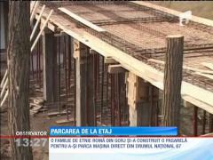 O familie din Gorj a construit o pasarelă pentru a-şi parca maşina direct din drum în garaj