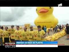 Proteste cu rațe de plastic pe celebra plajă Copacabana