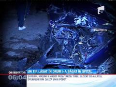 Trei tineri au ajuns în spital din cauza unui TIR lăsat în mijlocul drumului