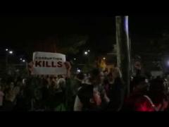 POMPIERII EROI, aplaudaţi de manifestanţi: "Cinste lor!"