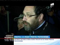 După ce a fost huiduit,  un preot s-a rugat alături de mulţime