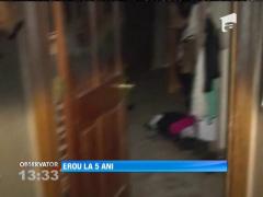 EROU DE MIC! Un băieţel de 5 ani şi-a salvat bunica din flăcări