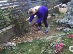 Andreea Bănică își gospodăreşte prin gradină
