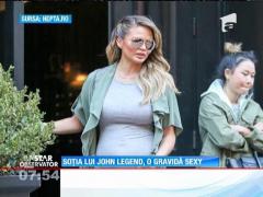Soţia cântăreţului John Legend, Chrissy Teigen, o graviduță sexy