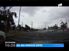 Cel mai norocos șofer. A fost lovit de un fulger uriaş în maşină și nu a pățit nimic