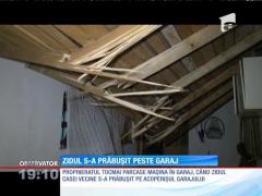 O clădire lăsată în paragină s-a prăbuşit peste casa vecinilor