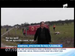 O casă s-a făcut scrum sub privirile pompierilor din Cluj, care au rămas fără apă