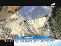 Un TIR care circula regulamentar, agăţat cu braţul unei macarale