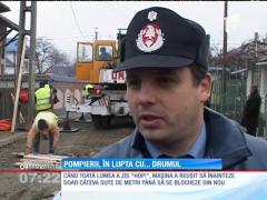 Un echipaj de pompieri din Botoşani s-a chinuit câteva ore bune să scoată o maşină de la salubrizare dintr-o groapă