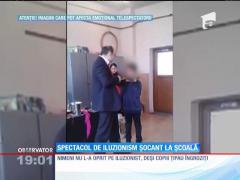 Imagini şocante! În faţa profesorilor, un iluzionist le-a arătat copiilor cum taie cu un satâr mâna unui coleg