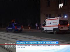 Incendiu provocat intenţionat într-un bloc turn