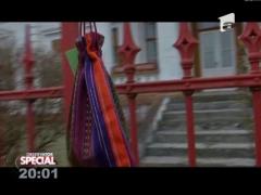 Special! Un tânăr din Cristian agaţă în diverse locuri săculeţi cu daruri