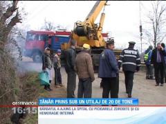 Tânăr prins sub un utilaj de 20 de tone