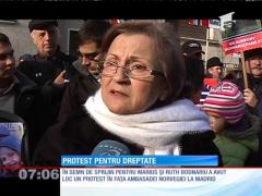 Revoltaţi de faptul că cinci fraţi au fost luaţi de lângă părinţii lor, românii au protestat în faţa ambasadei Norvegiei din Madrid