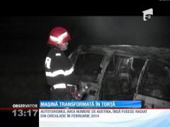 Maşină transformată în torță pe un câmp din judeţul Maramureş