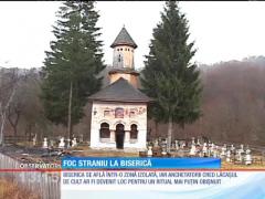 Foc straniu la o biserică din Argeş