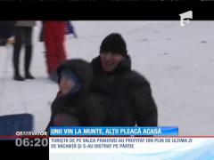 Turiștii de pe Valea Prahovei se distrează din plin pe pârtie