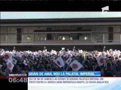 Zeci de mii de oameni s-au adunat în grădina Palatului Imperial din Tokio pentru a-i adresa urări împăratului Akihito