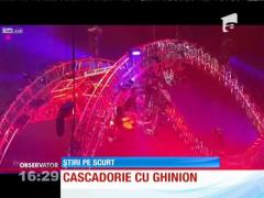 Basistul trupei Motley Crue a rămas blocat cu capul în jos în timpul unui concert