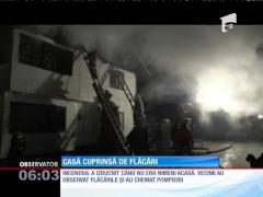 Un incendiu puternic a mistuit o vilă, în Suceava