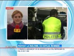 Scene dramatice în faţa unui bloc din Orăştie. O femeie aflată în vizită la socri a ameninţat că se aruncă în gol împreună cu fiul ei